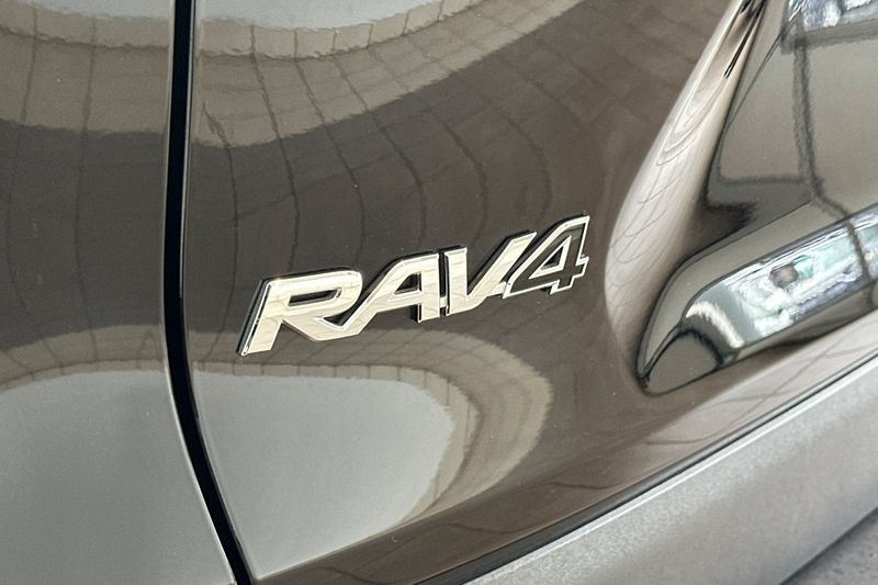 Toyota RAV4 Vehicle Full-screen Gallery Image 27