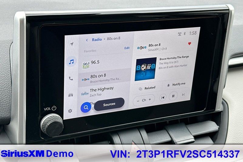 Toyota RAV4 Vehicle Full-screen Gallery Image 28