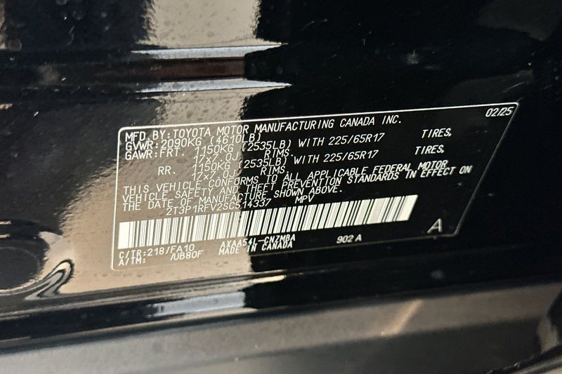 Toyota RAV4 Vehicle Full-screen Gallery Image 29