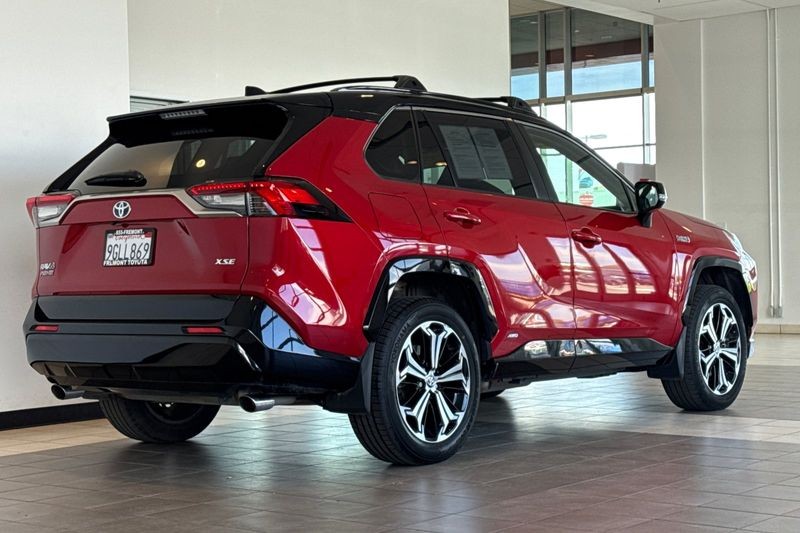 Toyota RAV4 Prime Vehicle Full-screen Gallery Image 04