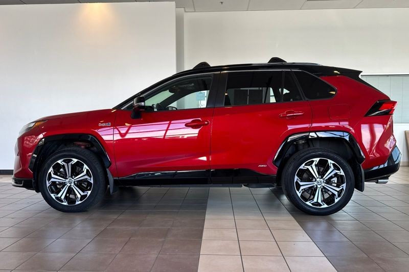Toyota RAV4 Prime Vehicle Full-screen Gallery Image 07