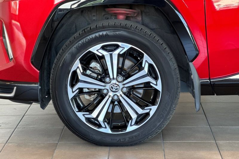 Toyota RAV4 Prime Vehicle Full-screen Gallery Image 26