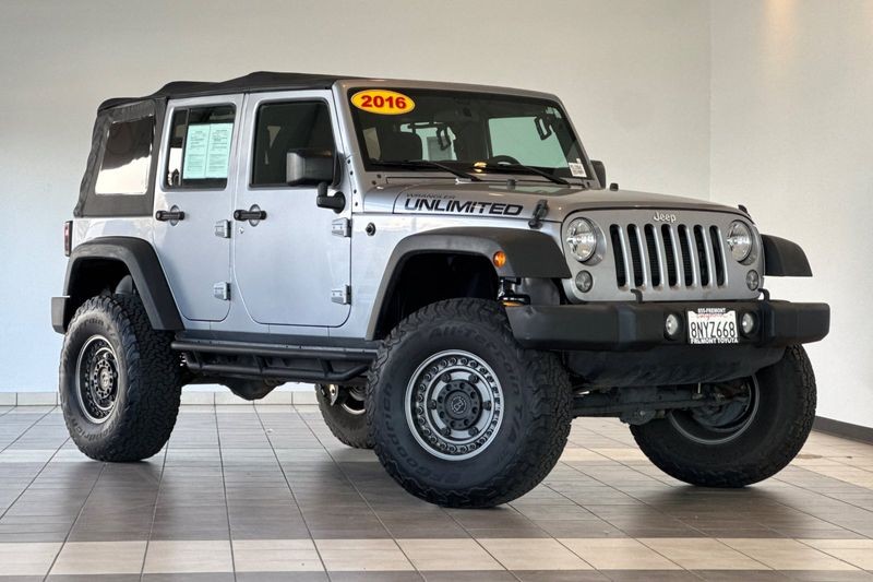 Jeep Wrangler Unlimited Vehicle Full-screen Gallery Image 02
