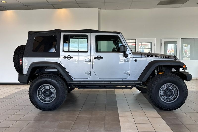 Jeep Wrangler Unlimited Vehicle Full-screen Gallery Image 03