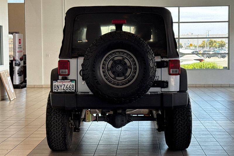 Jeep Wrangler Unlimited Vehicle Full-screen Gallery Image 05
