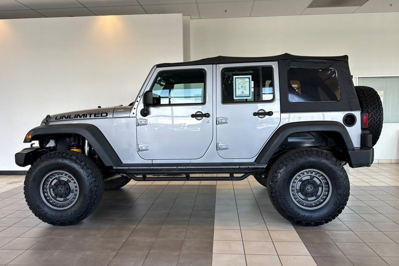 Jeep Wrangler Unlimited Vehicle Full-screen Gallery Image 07