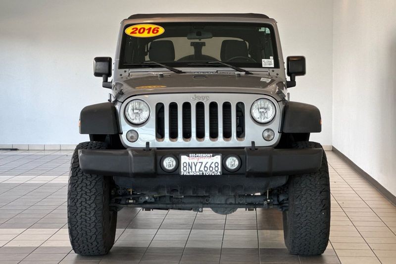 Jeep Wrangler Unlimited Vehicle Full-screen Gallery Image 09