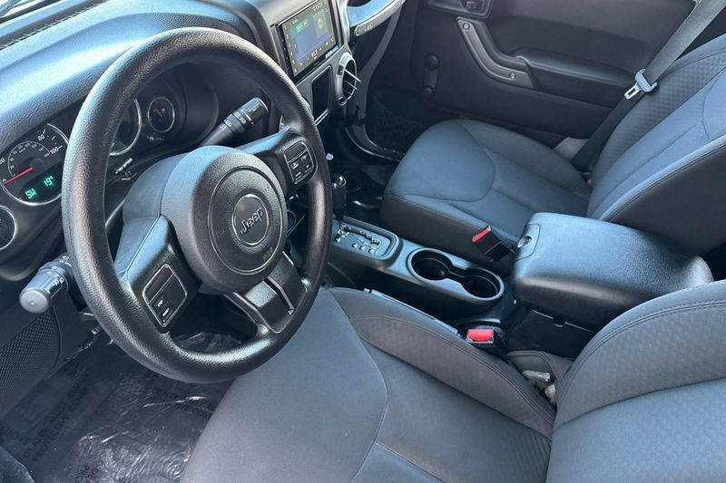 Jeep Wrangler Unlimited Vehicle Full-screen Gallery Image 10