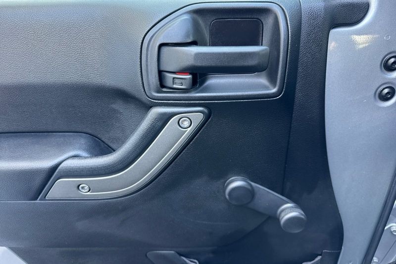 Jeep Wrangler Unlimited Vehicle Full-screen Gallery Image 11