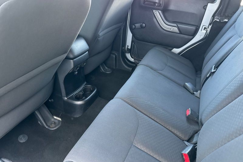 Jeep Wrangler Unlimited Vehicle Full-screen Gallery Image 12