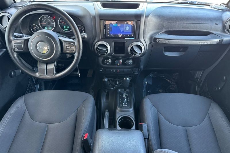 Jeep Wrangler Unlimited Vehicle Full-screen Gallery Image 13