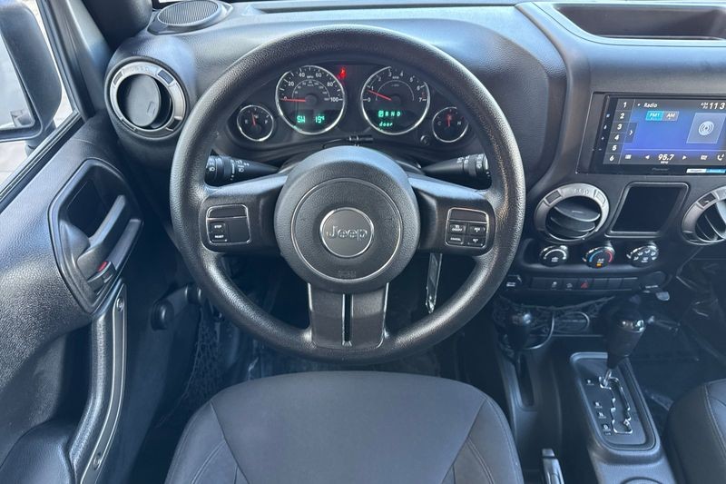Jeep Wrangler Unlimited Vehicle Full-screen Gallery Image 14