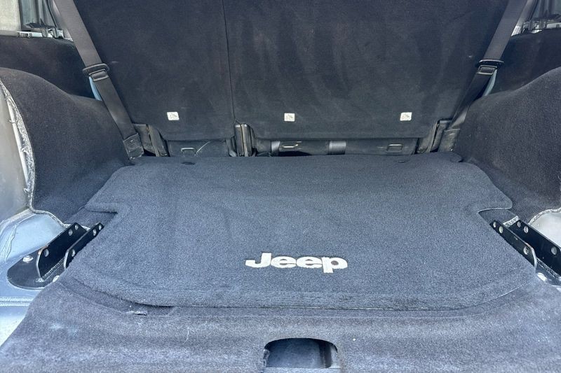 Jeep Wrangler Unlimited Vehicle Full-screen Gallery Image 15