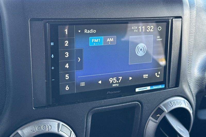 Jeep Wrangler Unlimited Vehicle Full-screen Gallery Image 18