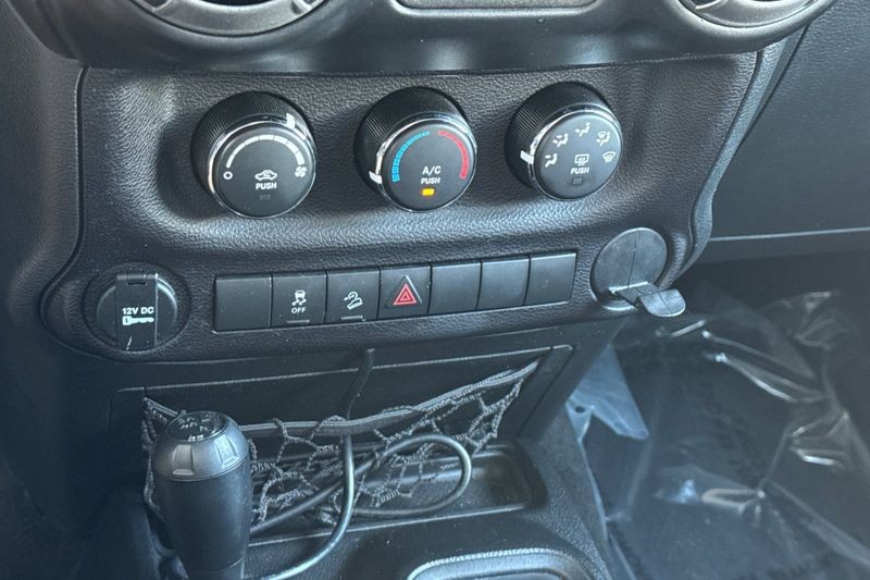 Jeep Wrangler Unlimited Vehicle Full-screen Gallery Image 19