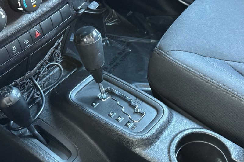 Jeep Wrangler Unlimited Vehicle Full-screen Gallery Image 20