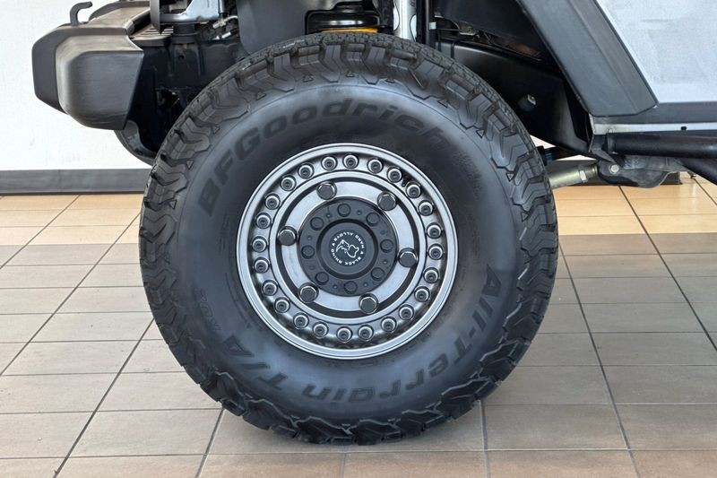 Jeep Wrangler Unlimited Vehicle Full-screen Gallery Image 24