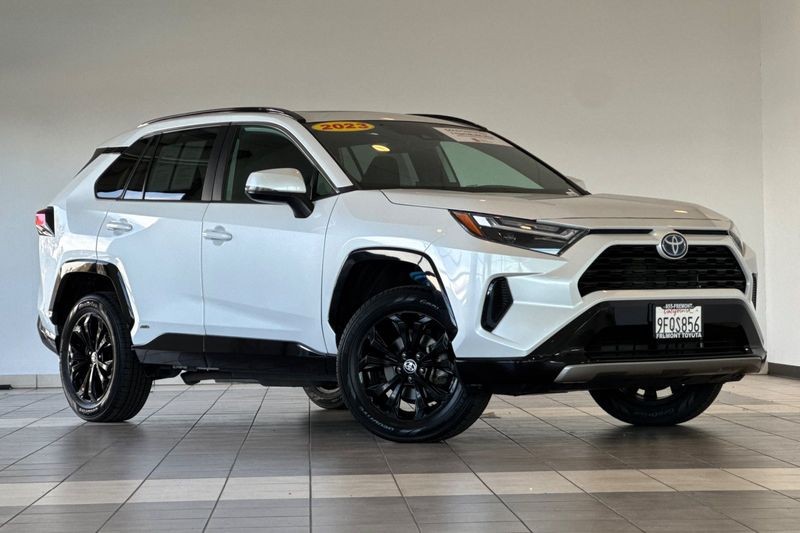 Toyota RAV4 Vehicle Full-screen Gallery Image 02