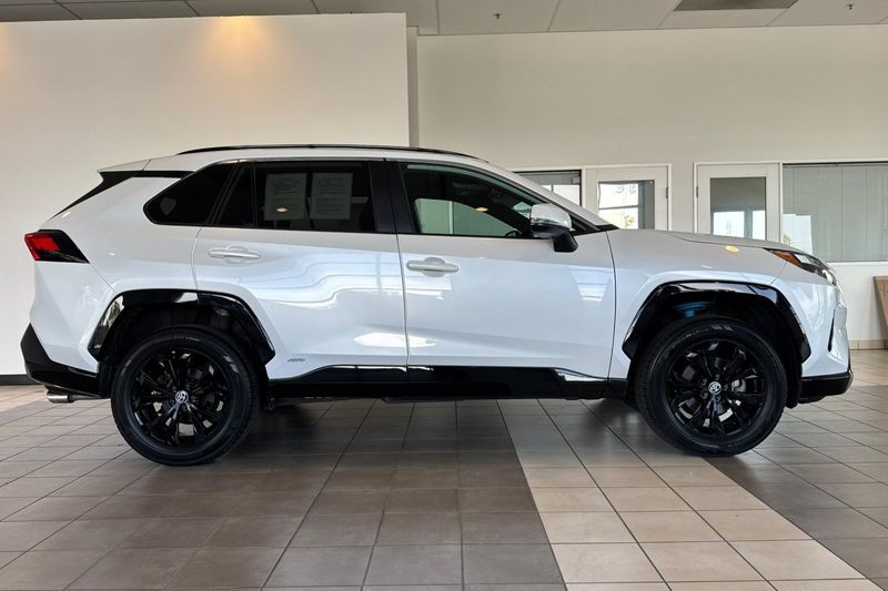 Toyota RAV4 Vehicle Full-screen Gallery Image 03