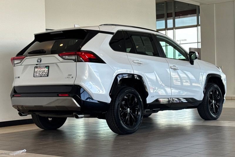 Toyota RAV4 Vehicle Full-screen Gallery Image 04