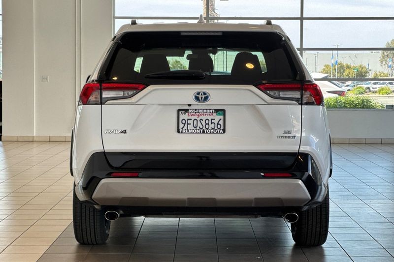 Toyota RAV4 Vehicle Full-screen Gallery Image 05