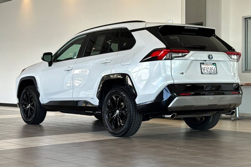 Toyota RAV4 Vehicle Full-screen Gallery Image 06