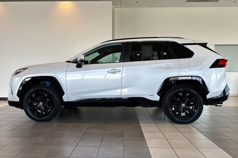 Toyota RAV4 Vehicle Full-screen Gallery Image 07