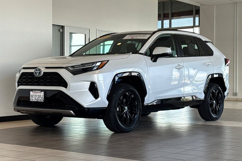 Toyota RAV4 Vehicle Full-screen Gallery Image 08