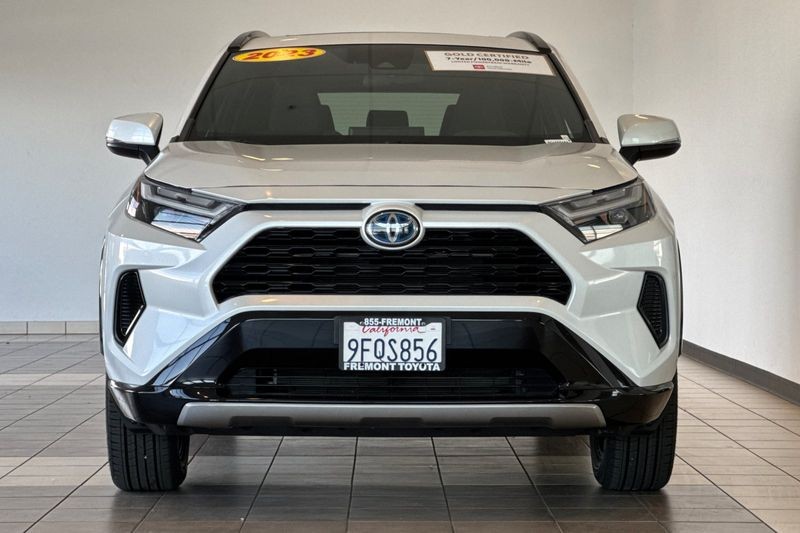 Toyota RAV4 Vehicle Full-screen Gallery Image 09