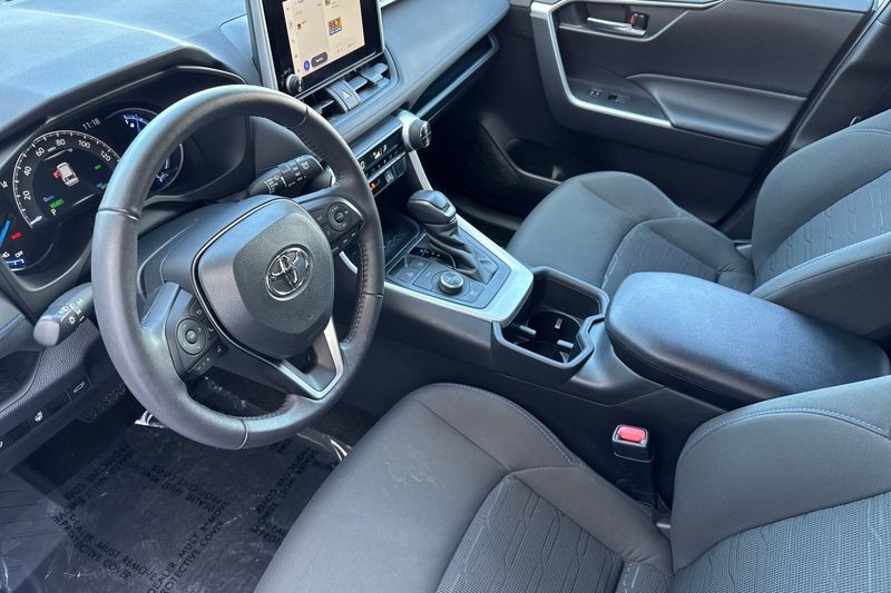 Toyota RAV4 Vehicle Full-screen Gallery Image 10