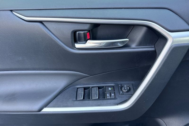 Toyota RAV4 Vehicle Full-screen Gallery Image 11