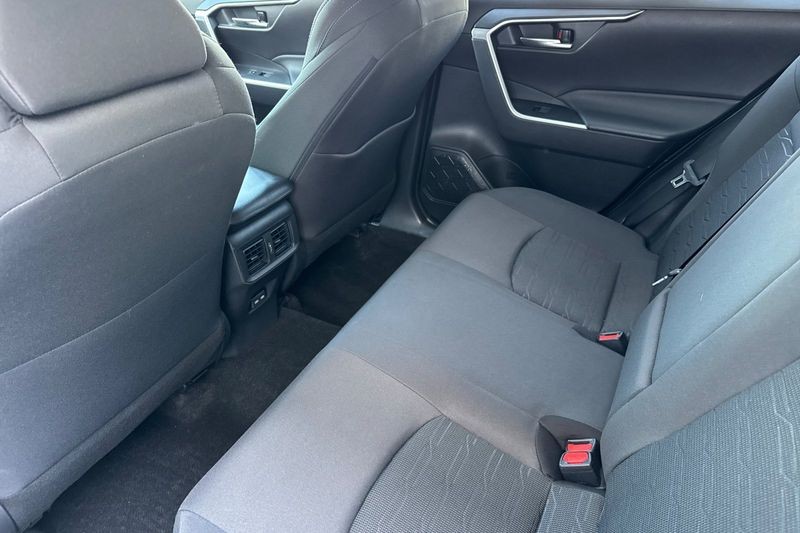 Toyota RAV4 Vehicle Full-screen Gallery Image 12