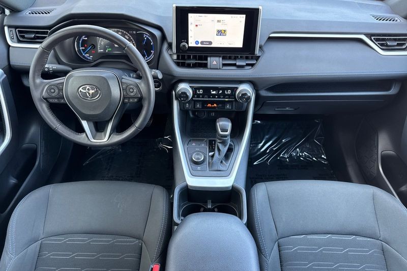 Toyota RAV4 Vehicle Full-screen Gallery Image 13