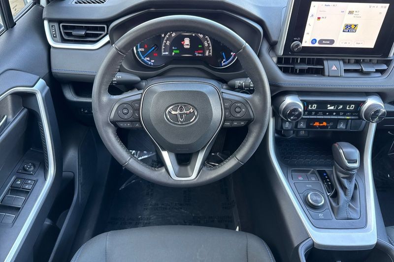 Toyota RAV4 Vehicle Full-screen Gallery Image 14