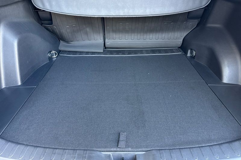 Toyota RAV4 Vehicle Full-screen Gallery Image 15