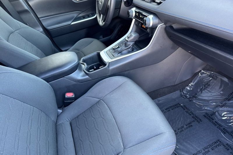 Toyota RAV4 Vehicle Full-screen Gallery Image 16