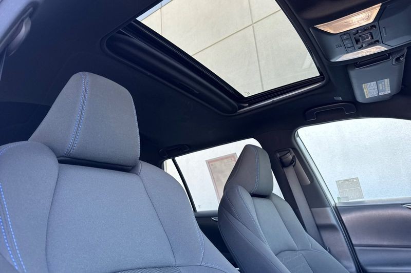 Toyota RAV4 Vehicle Full-screen Gallery Image 17