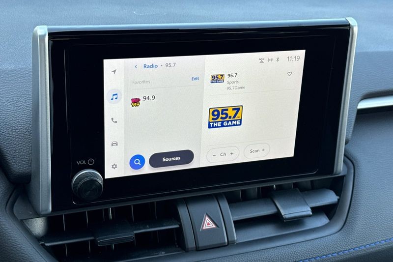 Toyota RAV4 Vehicle Full-screen Gallery Image 18