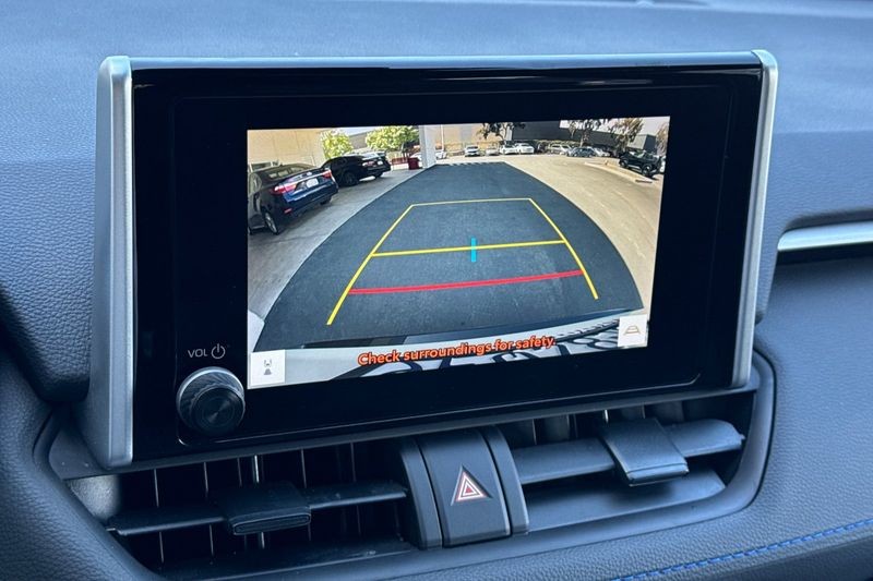 Toyota RAV4 Vehicle Full-screen Gallery Image 19