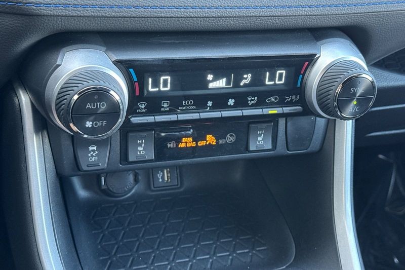 Toyota RAV4 Vehicle Full-screen Gallery Image 20