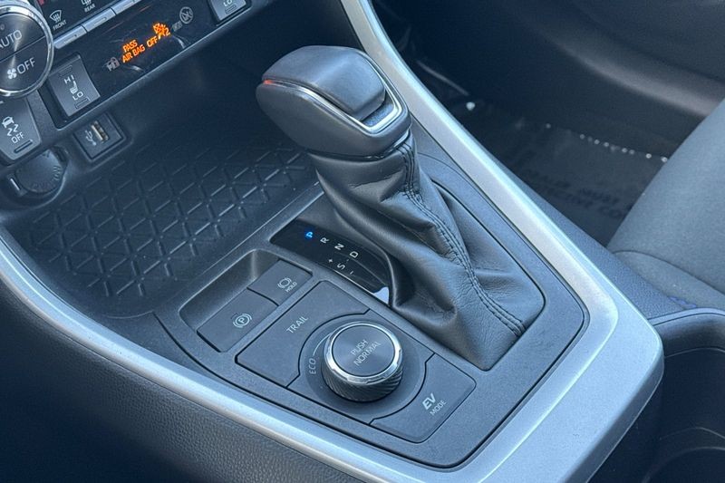 Toyota RAV4 Vehicle Full-screen Gallery Image 21