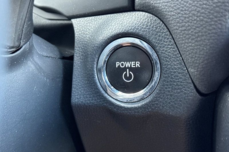 Toyota RAV4 Vehicle Full-screen Gallery Image 22