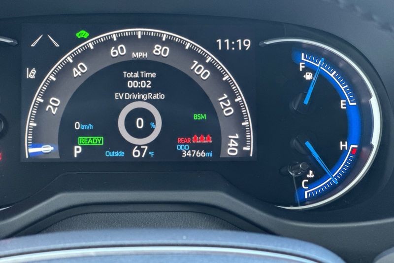 Toyota RAV4 Vehicle Full-screen Gallery Image 25