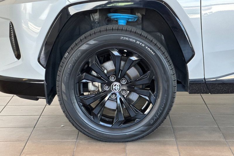 Toyota RAV4 Vehicle Full-screen Gallery Image 26