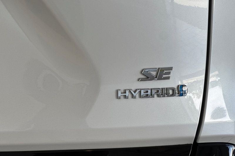 Toyota RAV4 Vehicle Full-screen Gallery Image 27