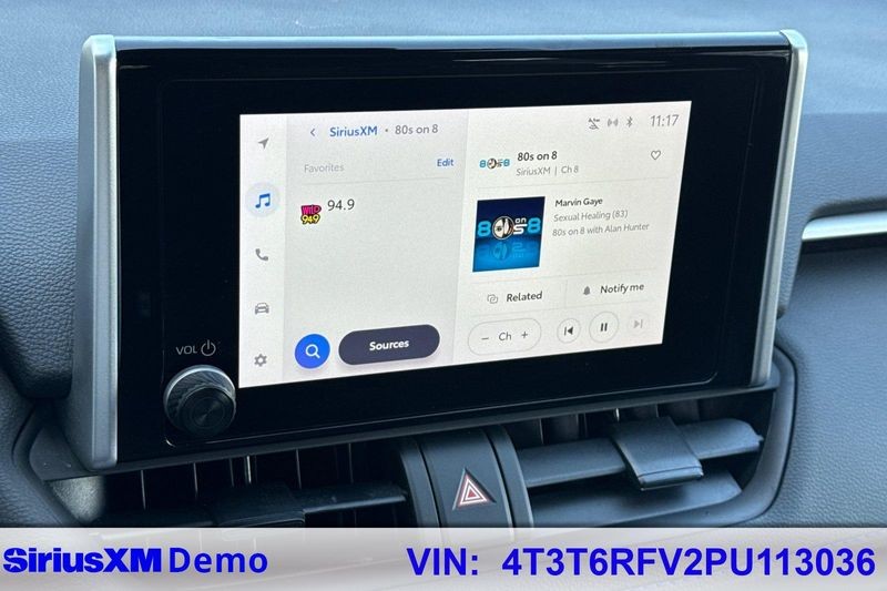 Toyota RAV4 Vehicle Full-screen Gallery Image 28