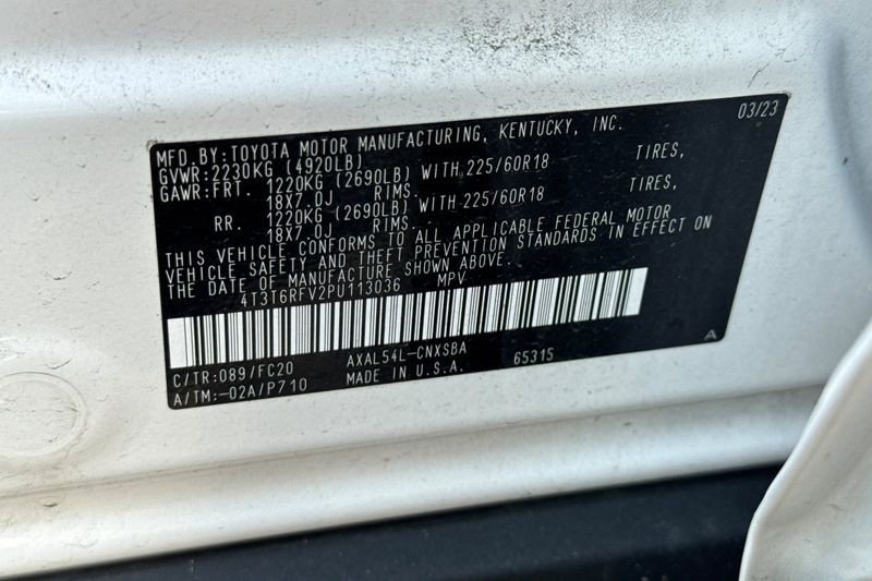 Toyota RAV4 Vehicle Full-screen Gallery Image 29