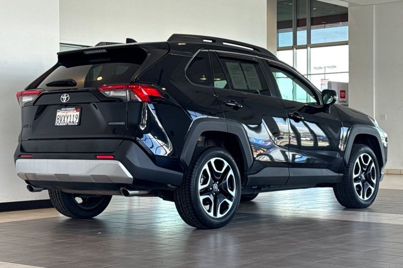 Toyota RAV4 Vehicle Full-screen Gallery Image 04