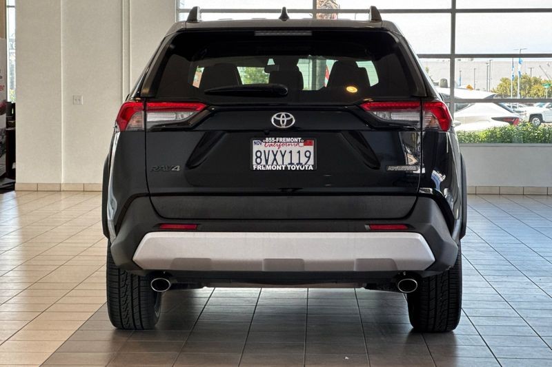 Toyota RAV4 Vehicle Full-screen Gallery Image 05