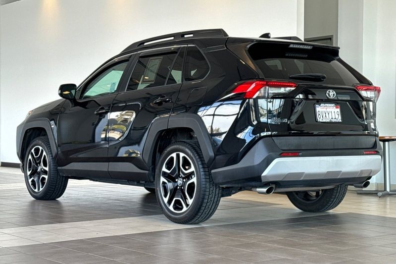 Toyota RAV4 Vehicle Full-screen Gallery Image 06